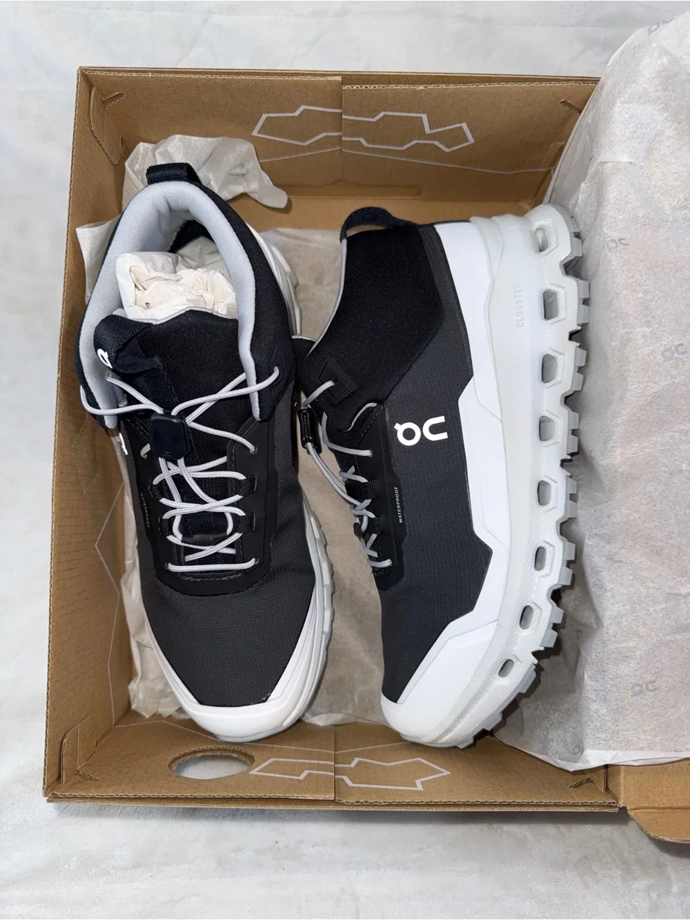 On Clouds hero Mid Waterproof Black White Sz Youth 5/Women 6.5 3YD30020299 🖤🤍
